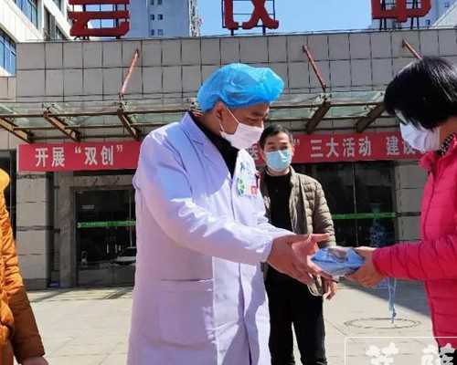 1岁小孩子发烧期间吃什么，1岁小孩子发烧可以捂汗吗